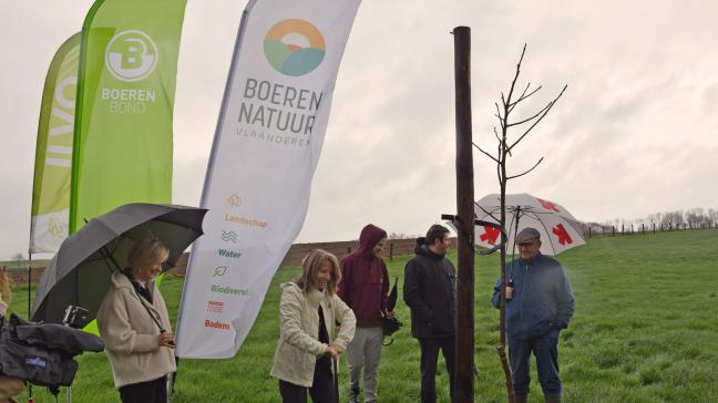 Minister Crevits en Boerenbondvoorzitter Sonja De Becker hielpen nog even met het aanplanten van bomen in het kader van boslandbouw.