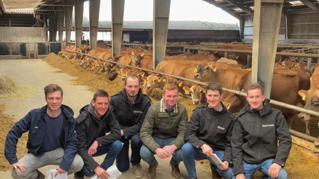 Zes leerlingen van 7TSO melkvee op stage in Denemarken, hier op bezoek  op een Jersey-bedrijf.