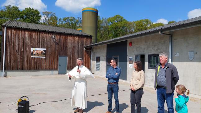 Abt Marc Fierens wordt voor de landbouwactiviteiten op het melkveebedrijf van de ‘Abdij van Averbode’ bijgestaan door Niels Froyen en Nathalie Buntinx.