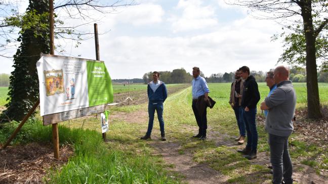 Tom en Wouer Mertens en Björn Adams leiden burgemeester Marc Van Aperen en schepen Arnold Wittenberg langs de Nattebottentocht.
