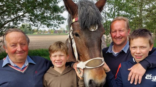 Vader Hendriek en zoon Didier Van Hoorebeke met de zonen en kleinzonen (v.l.n.r.) Lander en Lars en in het midden hun beste merrie, Valerie van de Spoorweg.