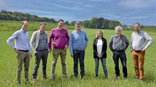 De betrokken projectpartners die zich inzetten voor koolstoflandbouw, van links naar rechts: Franky Coopman (Inagro) - Luc Poppe (Vlaams Hoeverund) - Frederik Van de Sompel (Vlaams Hoeverund) - Geert Hanssens (Colruyt Group) - Saskia De Block (Colruyt Group) - Jos Raeymaeckers (Vlaams Hoeverund) - Claudio Saelens (Vlaams Hoeverund).