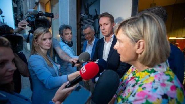 Jo Brouns (l) volgt Hilde Crevits (r) op als Vlaams minister van Landbouw.