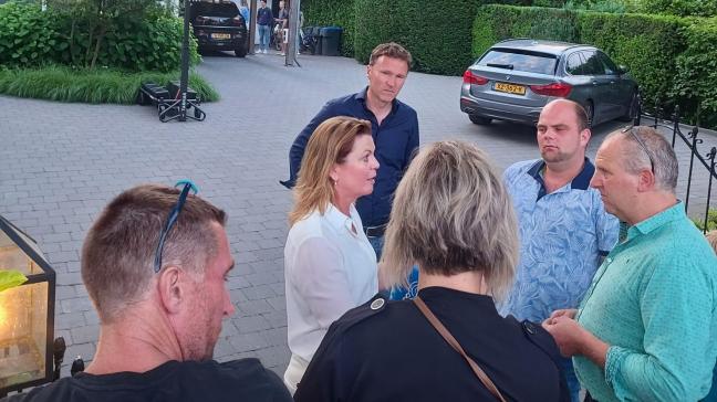 Een groep boeren trok vrijdagavond 10 juni al met hun tractor naar het huis van de Nederlandse minister van Natuur en Stikstof Christianne van der Wal om te protesteren tegen de stikstofplannen van de Nederlandse overheid.