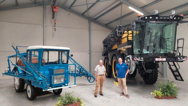 Links één van de eerste zelfrijdende Delvano-spuiten, rechts de SafeTrac Special Edition, centraal Carlos en Joachim Vanlerberghe, respectievelijk zaakvoerders van de tweede en derde generatie.