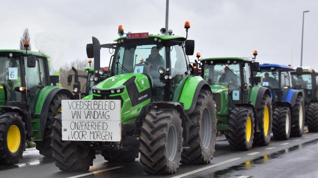 Boeren uit heel Vlaanderen zullen vanavond actie voeren op weides langs en bruggen over verschillende snelwegen.