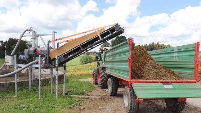 Omdat een rund vaste mest en urine gescheiden uitbrengt, wil Fliegl dit proces nabootsen via hun mestscheider. Je moet dan wel afzet hebben voor de dunne en voor de dikke fractie.