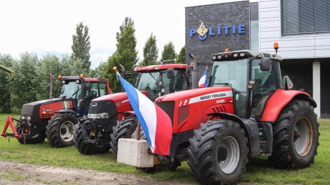 Enkele boeren gingen protesteren aan het politiebureau waar de jongen vastzat.