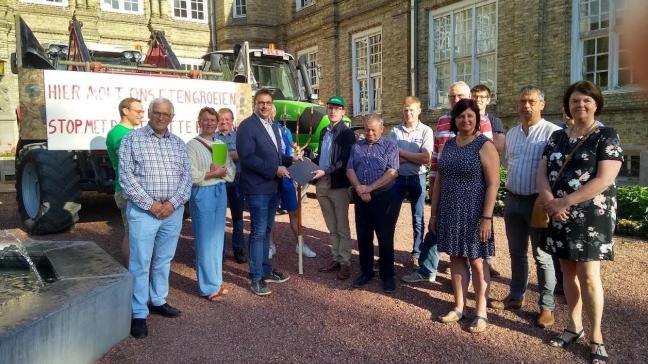 Heuvellandse landbouwers overhandigden in juni hun bezwaarschriften aan de gemeente.