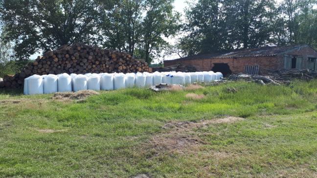 Talrijke zakken met KAS-meststoffen stonden klaar voor de bemesting van het natuurproject in het Turnhouts Vennengebied door Natuurpunt.
