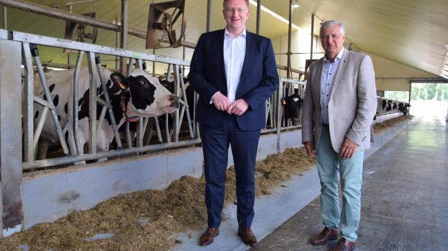 Jan Anker, CEO van Royal A-ware (links), en Luc Van Hoe, directeur Melkzaken in België, zijn blij dat het contact met  de Vlaamse melkveehouders goed verloopt.