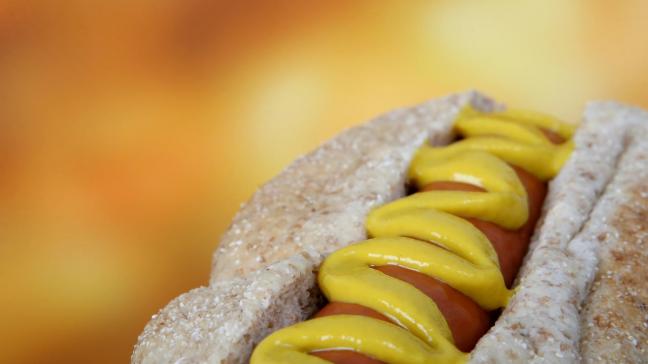 Mosterd: de gele pittige saus die smaak geeft aan bijvoorbeeld onze hotdog.