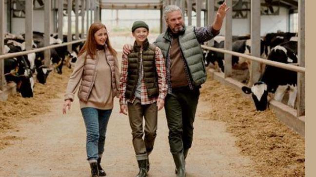 Minister van Landbouw Jo Brouns plaatste op zijn FB-pagins het veel mooiere beeld van een landbouwersgezin.