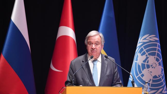 VN-topman António Guterres bezocht samen met de Turkse minister van Defensie Hulusi Akar het coördinatiecentrum in Istanboel waar de export van Oekraïens graan opgevolgd wordt.