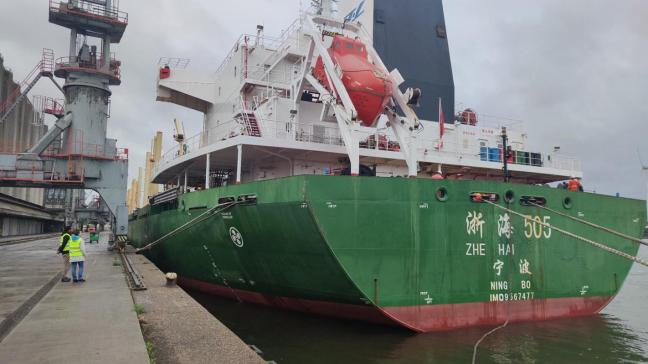 Het schip Zhe Hai 505 bracht 30.000 ton koolzaad van Odessa naar Gent.