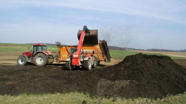 Het verhaal van organische koolstof begint bij organisch materiaal, zoals plantenresten, compost en stalmest.