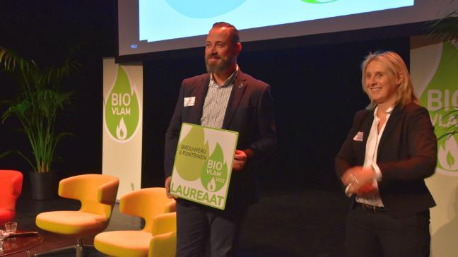 Werner Van Obberghen van Brouwerij 3 Fonteinen kreeg de BioVlam award uit handen van Patricia De Clercq, secretaris-generaal van het Departement Landbouw.