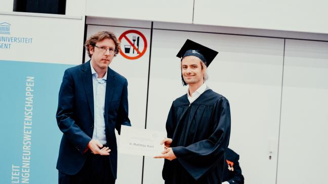 Matthijs Hast ontvangt de prijs voor zijn onderzoek naar het bestrijden van de katoenuil met behulp van mieren en groene gaasvliegjes.