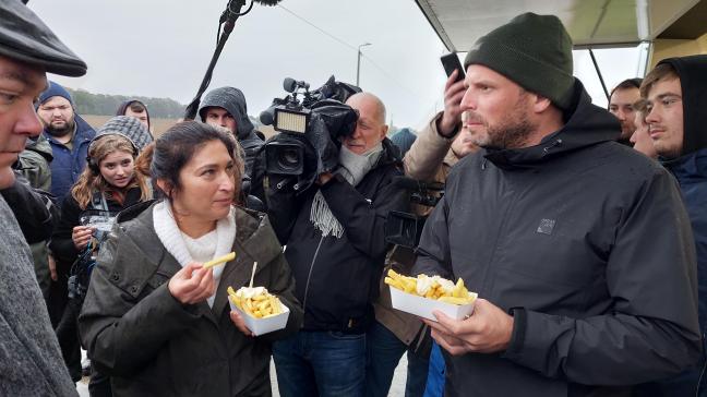 Minister Zuhal Demir en burgemeester Theo Francken aan de praat met landbouwers.