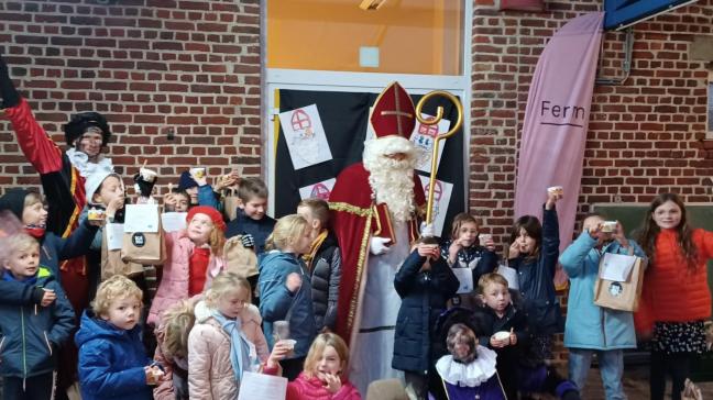 Sinterklaas bracht in Neerlinter alle kinderen iets lekkers van lokale boeren.