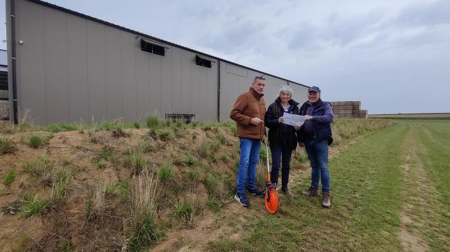 Benny Vangansewinkel (links) en Nicole Vreys bespreken met landbouwer Trudo Biets de mogelijke beplantingen op het terrein.