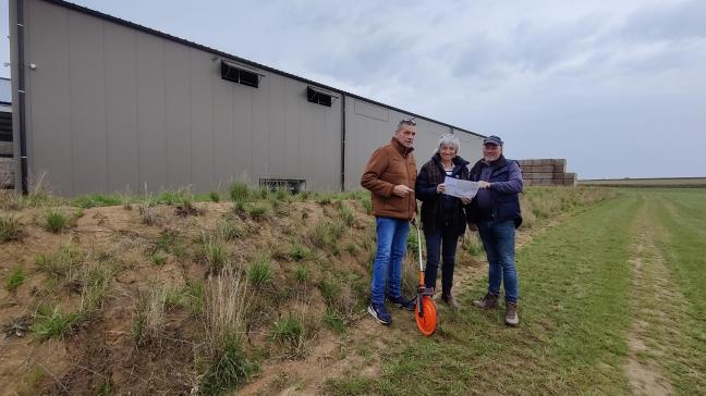 Benny Vangansewinkel (links) en Nicole Vreys bespreken met landbouwer Trudo Biets  de mogelijke beplantingen op het terrein.