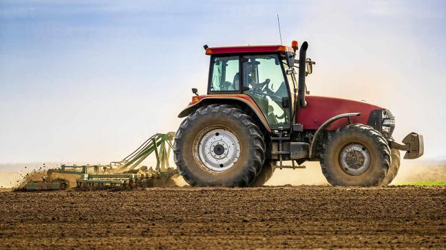 Concreet doe je er goed aan om de verkoper van de tweedehandstractor onmiddellijk met een aangetekende brief in gebreke te stellen, waarbij je hem de kans biedt om de problemen binnen 15 dagen op te lossen dan wel om de tractor terug te nemen en jouw aankoopsom terug te betalen.