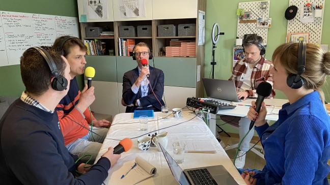 In de podcast zitten boeren samen met experten aan tafel om de stikstofkwestie, in al haar facetten, tot op de bodem uit te spitten.