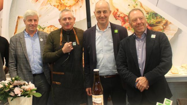 CEO Filip Fontaine (vanaf rechts) en voorzitter Guy Vandepoel kregen bij de voorstelling van het jaarprogramma van de VLAM op Agriflanders het gezelschap van tv-kok  Peter van Asbroeck en van Hendrik Vandamme van ABS.