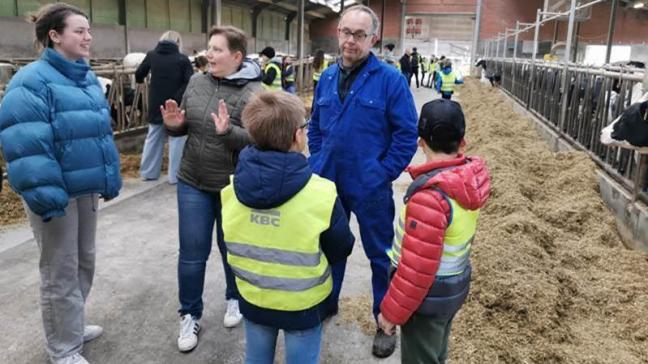 Leerlingen van het vierde leerjaar uit basisschool Reuzepas bezoeken landbouwbedrijf Beyens-Slegers in Ravels.