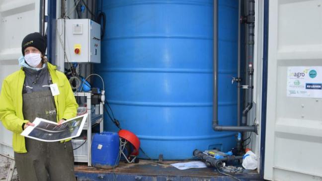 Het Interregproject NuReDrain ontwikkelde filtersystemen om stikstof en fosfor uit drainagewater en spuistroom te verwijderen. Minister Brouns is enthousiast over de resultaten.
