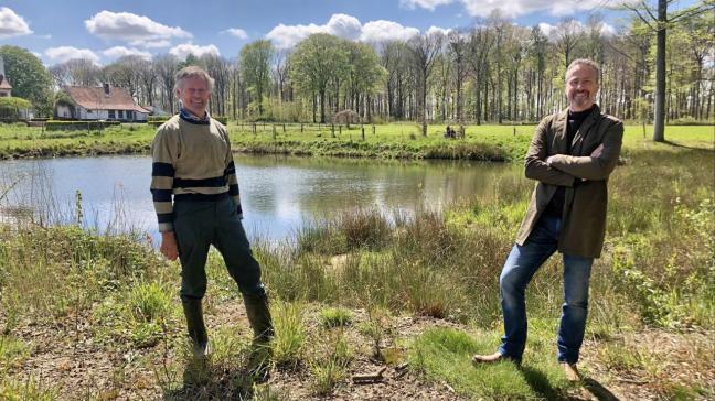 Gedeputeerde West-Vlaanderen Bart Naeyaert (rechts) op bezoek bij een landbouwer in Torhout die een spaarbekken aanlegde.