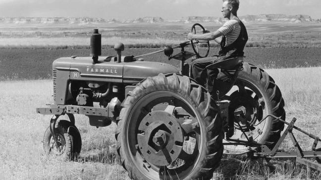 In 1923 werd een tractor ontworpen die paarden zou kunnen vervangen. Vandaag dient de Farmall nog steeds als werkpaard op boerderijen over de hele wereld.