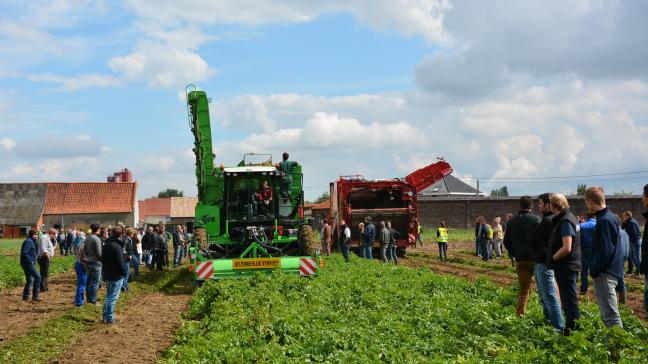 Op PotatoEurope is er een demonstratiegedeelte waar steeds rooiers en inschuurlijnen in actie te zien zijn.