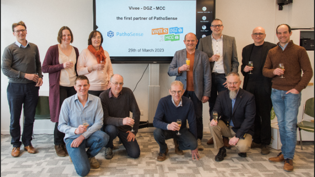 Alleen maar blije gezichten na ondertekening van het contract bij (vlnr) Benoit Coffyn (teamleider finance DGZ), bestuursleden DGZ Ann Stevens, Niels Witvrouwen, Chantal De Stoop en Paul Geens, ondervoorzitter DGZ Franky Annys, voorzitter DGZ Marcel Heylen, co-founder PathoSense dr. Sebastiaan Theuns, directeur DGZ prof. dr. Benedikt Sas, co-founder PathoSense prof. dr. Hans Nauwynck en bestuurslid DGZ Pieter Obin.