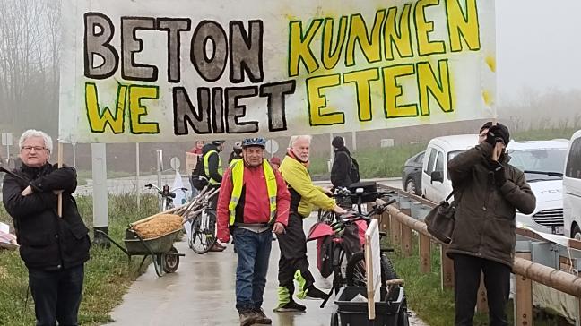 Boerenforum pleit voor een onmiddellijke betonstop, anders blijven investeerders doorgaan met beton en asfalt op nieuwe gronden, ook al staan er ondertussen in Vlaanderen 1.500 ha industrieterrein leeg en vervallen.