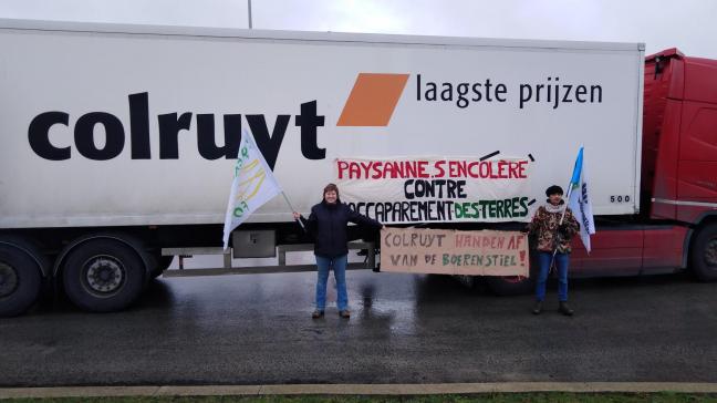 De federatie van jonge Waalse landbouwers (FJA) heeft op 14 april 2 Waalse distributiecentra van Colruyt geblokkeerd als protest tegen het opkopen van landbouwgrond door de supermarktketen.