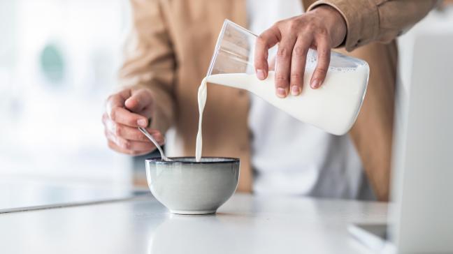Door de gestegen voedselprijzen kozen Belgen voor goedkopere aankoopkanalen en goedkopere producten, maar toch werd om diezelfde reden in 2022 een stijging in zuivelbestedingen genoteerd tot 3,2 miljard euro.