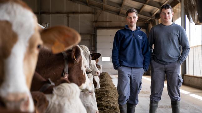 Kristof (links) en Quinte (rechts) leren als stageboer en stagiair elke dag van elkaar bij.