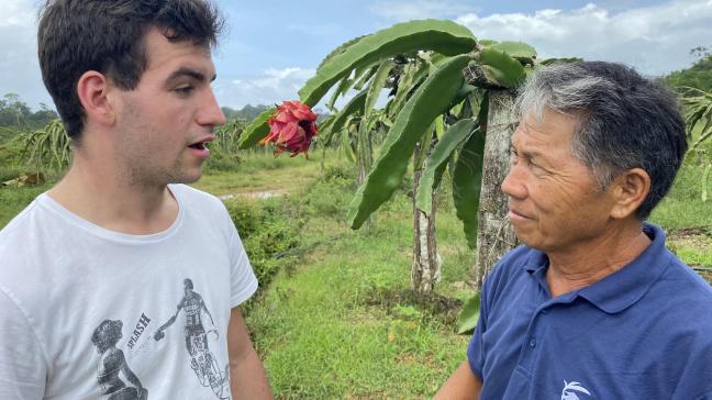 Een stagegever uit Frans-Guyana in Zuid-Amerika geeft uitleg over de subtropische land- en tuinbouwteelten aan een leerling van het VLTI.