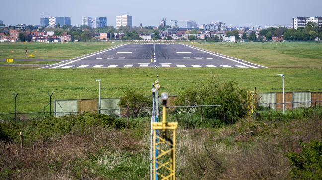 Door de aanleg van een dienstweg en de verplaatsing van het hekwerk werd dit grasland (in agrarisch gebied) binnen de afsluiting van de luchthaven getrokken.