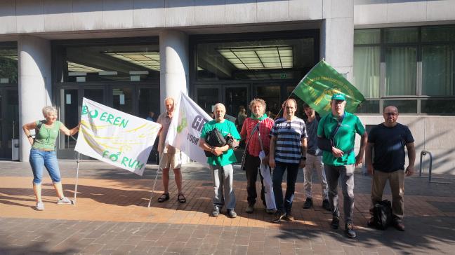 Leden van ABS, Boerenforum en European Coordination Via Campesina hielden een korte actie aan het Vlaams parlement, net voor de hoorzitting over het pachtdecreet zou starten.