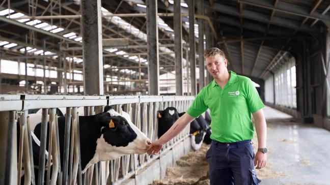 Yannick stapte na het middelbaar in het bedrijf van zijn ouders en bouwde meteen  een nieuwe stal gericht op  koecomfort en duurzaamheid.