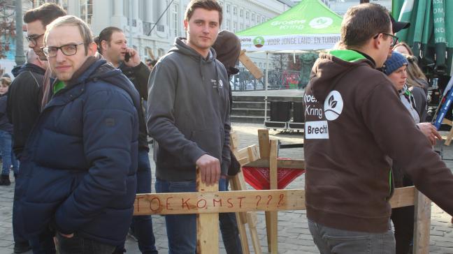 Jonge boeren in Vlaanderen vragen meer rechtszekerheid en toekomstperspectief. Een jongelandbouwerstoets zalde impact van Europese wetgeving inzake de landbouw en de volgende generaties landbouwers beter in kaartbrengen.