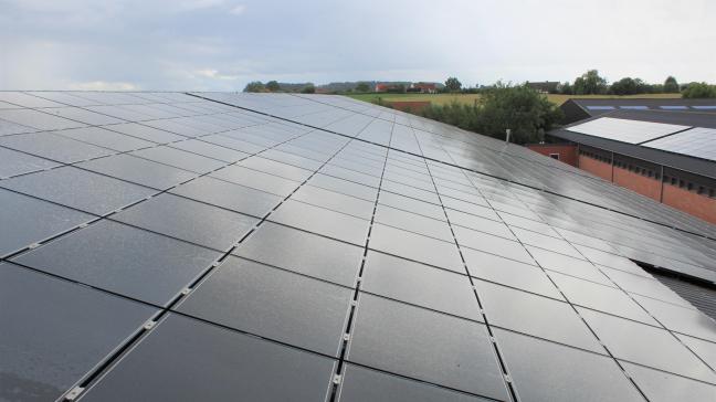 Omdat ze verbonden zijn met het internet bestaat het risico dat omvormers van zonnepanelen gevoelig zijn voor hacking. In Vlaanderen zijn daar nog geen meldingen van maar in Nederland ligt dat anders.