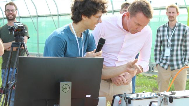 Vlaams minister van Landbouw en Innovatie Jo Brouns liet zich uitgebreid informeren over het nieuwe veldlabo van ILVO in Melle.