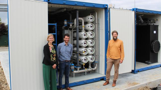 Lien Callewaert van BCZ (vanaf l.), Floriaan Van Mechelen van Pantarein Waterzuivering en Ruben Pype van Milcobel bij de nieuwe waterzuiveringsinstallaties.