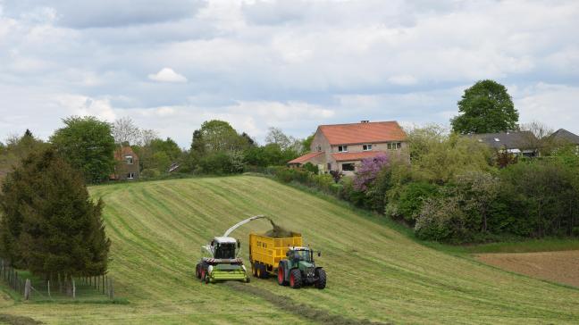 Jongeren blijken nog weinig voeling te hebben met de landbouw. Verder kijken vooral mensen die op het platte land wonen heel positief naar de land- en tuinbouwsector.