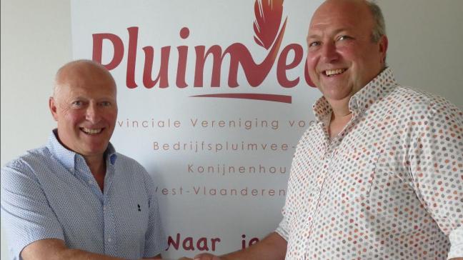 Danny Coulier (l.) geeft de fakkel door aan Chris Dhondt.