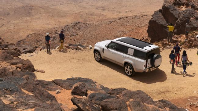 Door zijn achteroverhang te verlengen heeft de Land Rover 3 zitplaatsen gewonnen  in de Defender 130.